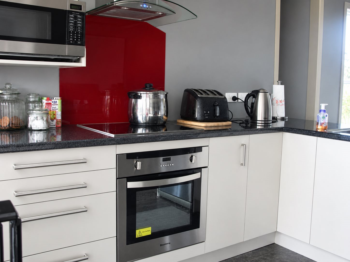 Standard white / standard handles / Granite top